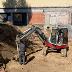 Mit dem Aushub für die Pfähle unter dem Fundament wurde begonnen